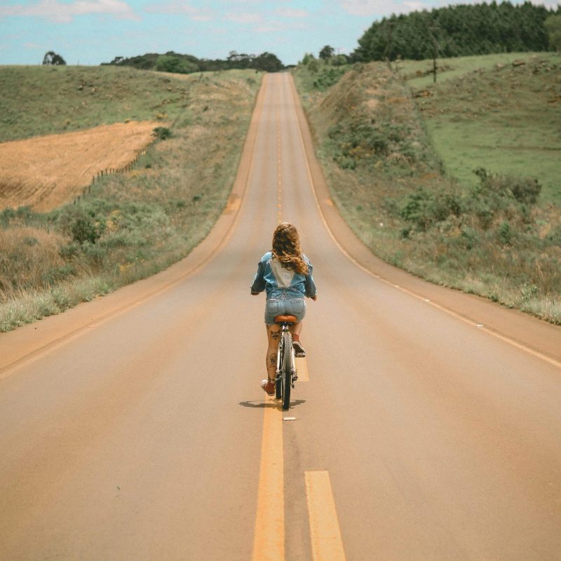 niña en bicicleta